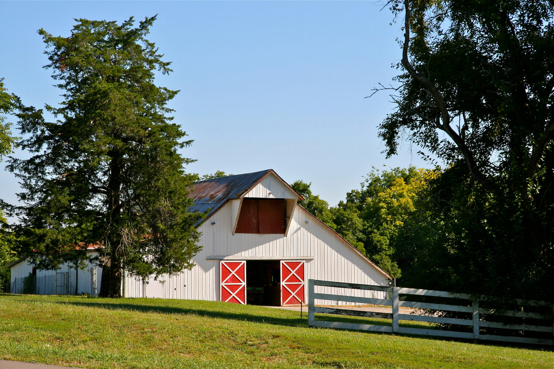 A white and red barn at Marcella Vivrette Smith Park