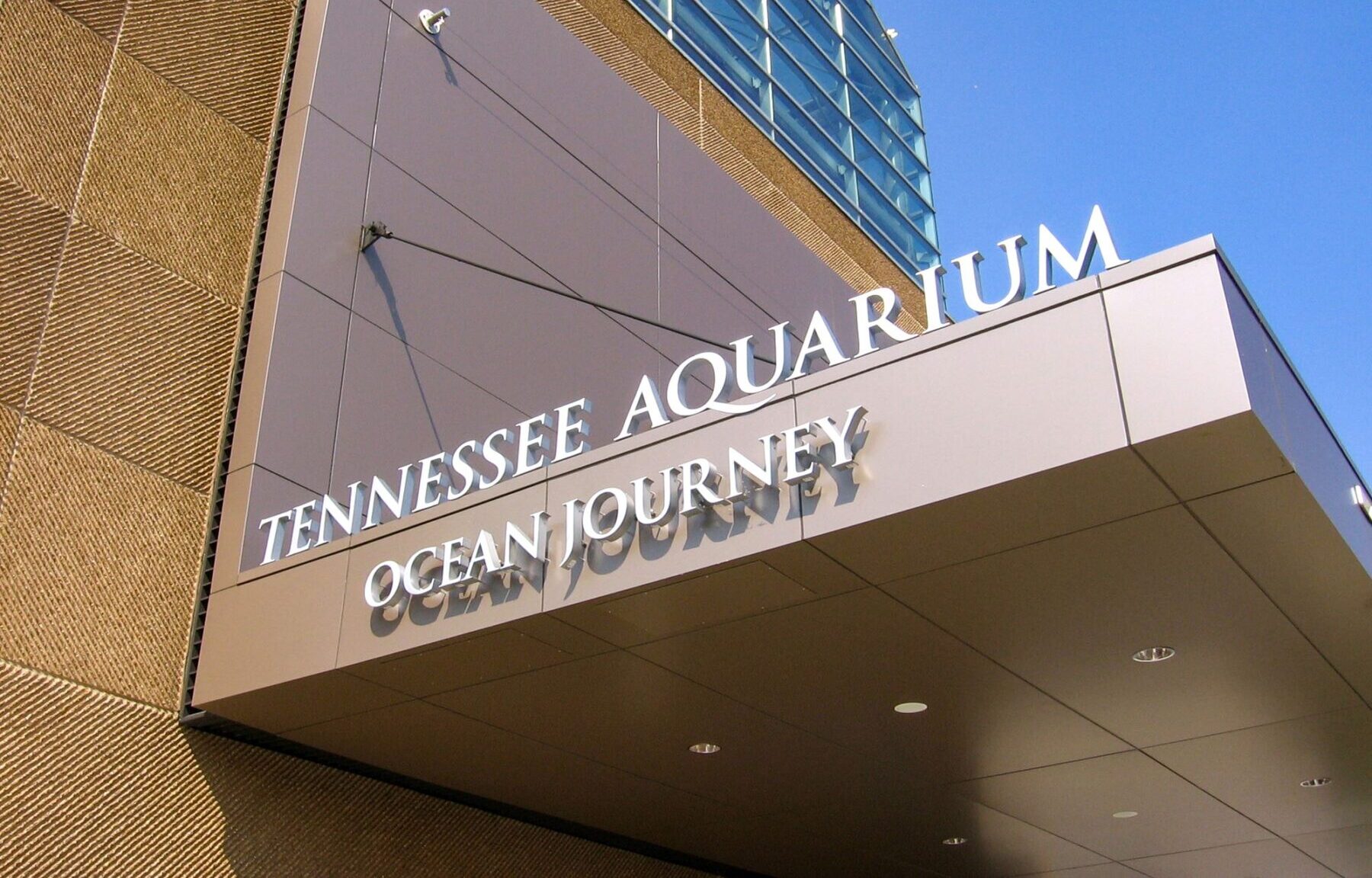 3 dimensional lettering on an awning spelling tennessee aquarium ocean journey