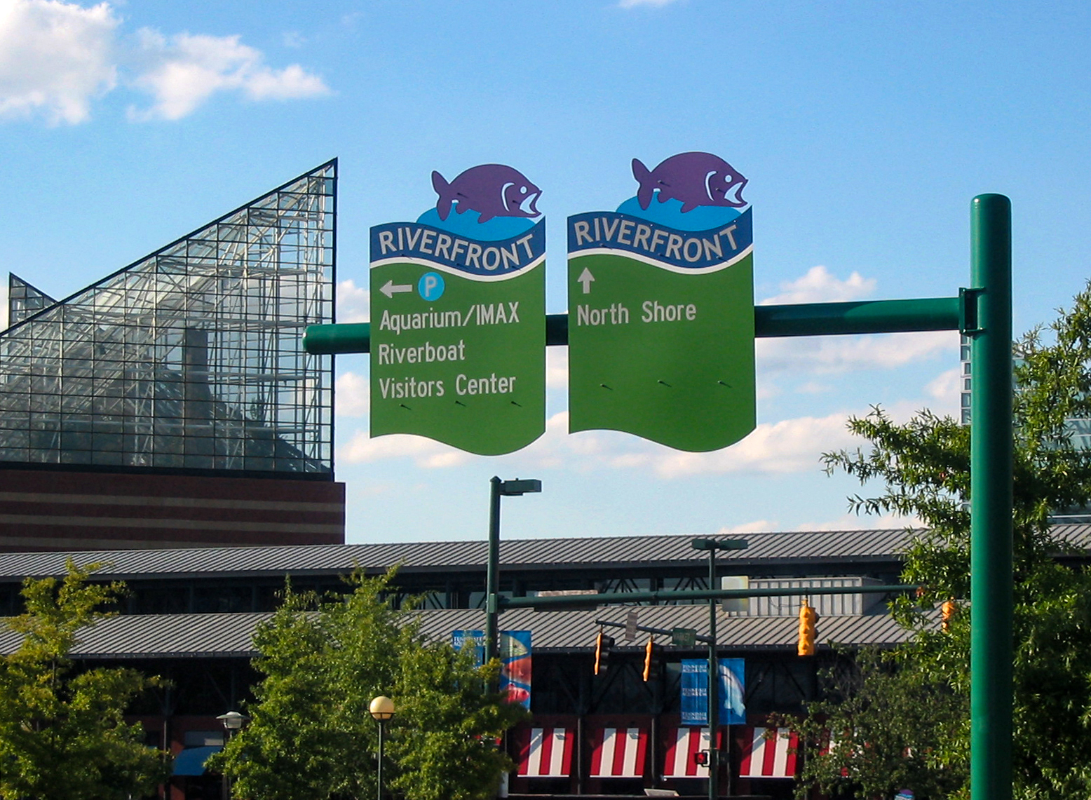 overhead roadway signage directing drivers to the chattanooga aquarium